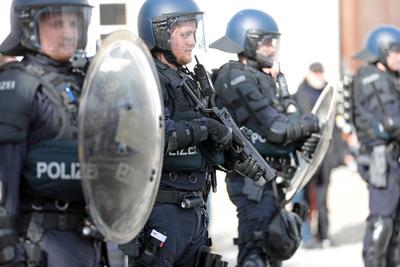 Die Schweizer Polizei sichert die bewilligte Demonstration gegen Alice Weidel. In Einsiedeln, dem Schweizer Wohnort der deutschen Kanzlerkandidatin der Alternative f?r Deutschland (AfD), fand am 22. Februar 2025 eine Demonstration gegen die AfD und Weidel statt.-stock-foto