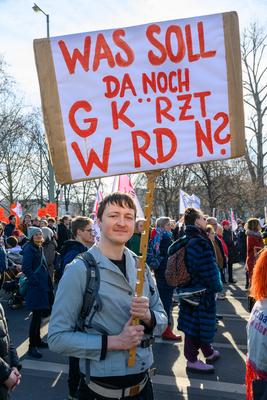 "Berlin ist unk?rzbar - Umverteilung jetzt", Demo gegen die K?rzungspolitik, Berlin, 22.02.2025-stock-foto