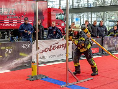 Einzelwettk?mpfe auf der FireFit Europe Am Samstag fanden die Einzelwettk?mpfe in der Messehalle 2 bei der FireFit Champ-stock-foto