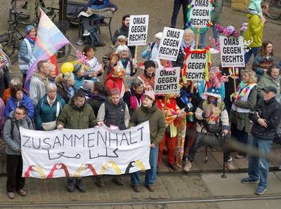 Beim 40. Bremer Samba-Karneval zeigten sich am Samstag, 22. Februar 2025, auch die Omas gegen Rechts am Rande des Festzu-stock-photo