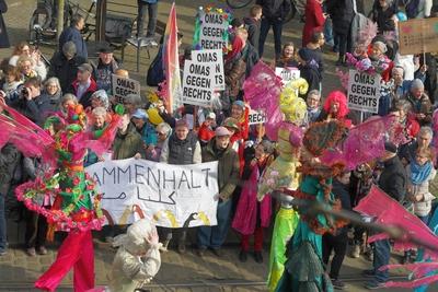 Beim 40. und voraussichtlich letzten Bremer Samba-Karneval zeigten sich am Samstag, 22. Februar 2025, auch die Omas gege-stock-photo