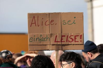 In Einsiedeln, dem Schweizer Wohnort der deutschen Kanzlerkandidatin der Alternative f?r Deutschland (AfD), fand am 22. Februar 2025 eine Demonstration gegen die AfD und Weidel statt.-stock-foto
