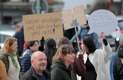 In Einsiedeln, dem Schweizer Wohnort der deutschen Kanzlerkandidatin der Alternative f?r Deutschland (AfD), fand am 22. Februar 2025 eine Demonstration gegen die AfD und Weidel statt.-stock-foto