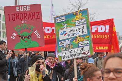 Demonstration gegen Rechts Am Vortag der Bundestagswahl 2025 versammelten sich zahllose Leute unterschiedlicher Organisa-stock-foto