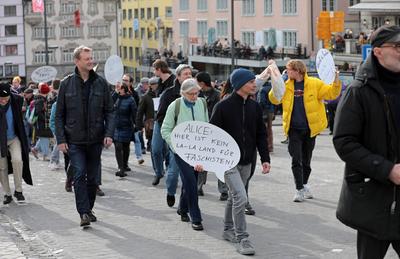In Einsiedeln, dem Schweizer Wohnort der deutschen Kanzlerkandidatin der Alternative f?r Deutschland (AfD), fand am 22. Februar 2025 eine Demonstration gegen die AfD und Weidel statt.-stock-foto
