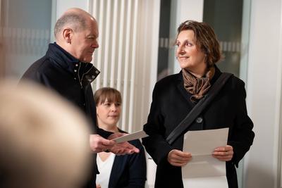 Olaf Scholz und Britta Ernst bei der Stimmabgabe zur Bundestagswahl in Potsdam-stock-foto