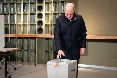 Olaf Scholz bei seiner Stimmabgabe zur Bundestagswahl in Potsdam-stock-photo