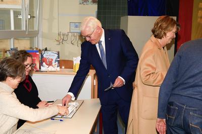 Frank-Walter Steinmeier mit Ehefrau Elke B?denbender-stock-foto