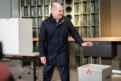 Olaf Scholz bei seiner Stimmabgabe zur Bundestagswahl in Potsdam-stock-photo