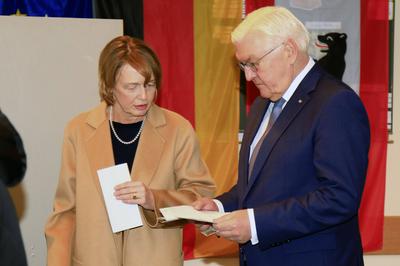 Frank-Walter Steinmeier mit Ehefrau Elke B?denbender-stock-foto