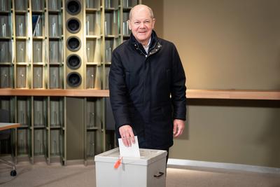 Olaf Scholz bei seiner Stimmabgabe zur Bundestagswahl in Potsdam-stock-photo
