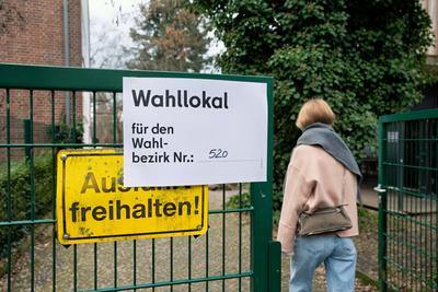 2025-02-23,Berlin,Wahltag zum 21.Deutschen Bundestag,Wahllokal 520 im Bezirk Wilmersdorf Ortsteil Schmargendorf,Evangeli-stock-foto