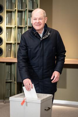 Olaf Scholz bei der Stimmabgabe zur Bundestagswahl in Potsdam-stock-foto