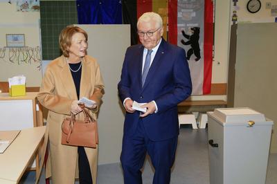 Frank-Walter Steinmeier mit Ehefrau Elke B?denbender-stock-foto