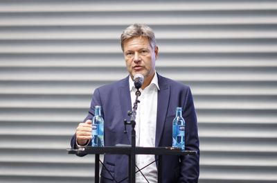 Robert Habeck, Bundesminister fuer Wirtschaft und Klimaschutz und Vizekanzler, besucht die Coatinc Company, Deutschlands-stock-foto
