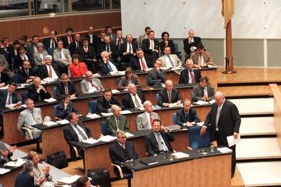Die Regierungsbank des Deutschen Bundestages waehrend der Haushaltsdebatte in Bonn 10 09 1997 Bonn-stock-foto