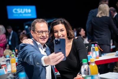 CSU Parteitag Oktober 2024 in Augsburg - CSU-Generalsekret?r Martin Huber macht ein Selfie mit Dorothee B?r;CSU Parteita-stock-foto
