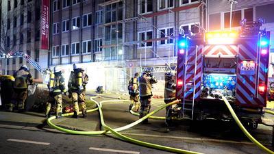 Gro?einsatz: Heftiger Fassadenbrand in der Essener Innenstadt - Feuerwehr kann Drehleiter nicht einsetzen stattdessen H?henretter im Einsatz um Brand zu bek?mpfen-stock-foto
