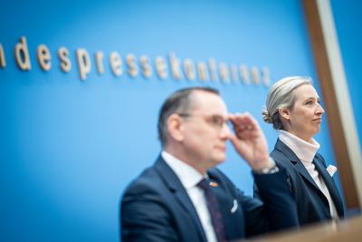 Bundespressekonferenz in Berlin - Wahlnachlese zur Bundestagswahl 2025 - AfD -  Alice Weidel, Spitzenkandidatin und Parteivorsitzende AfD (rechts) mit Tino Chrupalla, Parteivorsitzender AfD-stock-foto