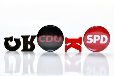 Umgekippte Buchstaben bilden den Schriftzug Groko mit den Logos von CDU und SPD, Symbolfoto f?r die Krise der Gro?en Ko-stock-photo