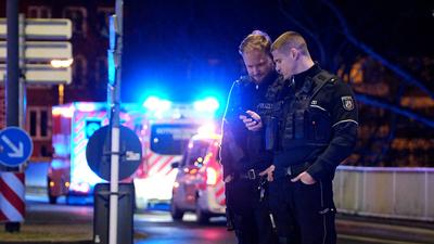 Gro?einsatz: Heftiger Fassadenbrand in der Essener Innenstadt - Feuerwehr kann Drehleiter nicht einsetzen stattdessen H?henretter im Einsatz um Brand zu bek?mpfen-stock-foto