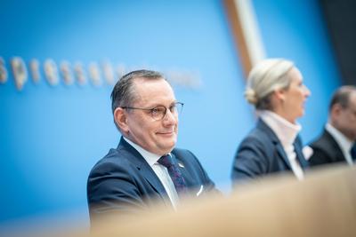 Bundespressekonferenz in Berlin - Wahlnachlese zur Bundestagswahl 2025 - AfD -  Alice Weidel, Spitzenkandidatin und Parteivorsitzende AfD (rechts) mit Tino Chrupalla, Parteivorsitzender AfD-stock-foto