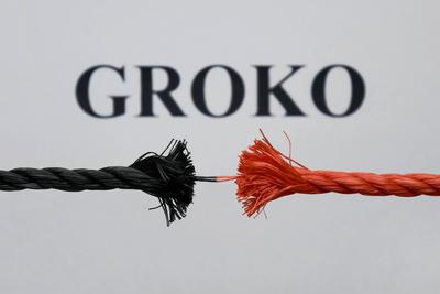 zerrissenes Seil und Groko zerrissenes Seil und Groko, 21.06.2020, Borkwalde, Brandenburg, Vor dem Schriftzug Groko bef-stock-photo