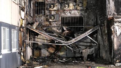 Gro?einsatz: Heftiger Fassadenbrand in der Essener Innenstadt - Feuerwehr kann Drehleiter nicht einsetzen stattdessen H?henretter im Einsatz um Brand zu bek?mpfen-stock-foto
