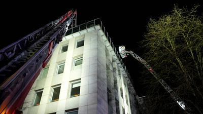 Gro?einsatz: Heftiger Fassadenbrand in der Essener Innenstadt - Feuerwehr kann Drehleiter nicht einsetzen stattdessen H?henretter im Einsatz um Brand zu bek?mpfen-stock-foto