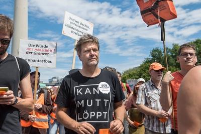 News Bilder des Tages  Tausende Menschen demonstrierten am Samstag (07.07.2018) in Berlin fuer die Seenotrettung von Fl-stock-foto