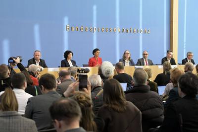 Christian Leye, Amira Mohamed Ali, Sahra Wagenknecht, Shervin Haghsheno, Fabio de Masi und Thomas Geisel bei der Bundesp-stock-foto