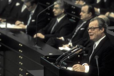 Bundeskanzler Willy Brandt (GER/SPD) spricht anl?sslich einer Bundestagssitzung in Bonn - daneben Bundesinnenminister H-stock-photo