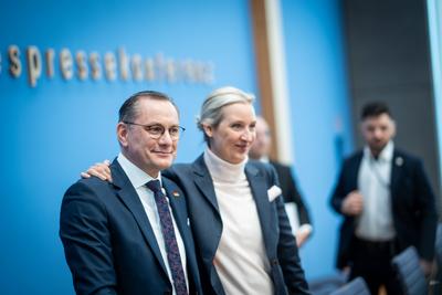 Bundespressekonferenz in Berlin - Wahlnachlese zur Bundestagswahl 2025 - AfD -  Alice Weidel, Spitzenkandidatin und Parteivorsitzende AfD (rechts) mit Tino Chrupalla, Parteivorsitzender AfD-stock-foto