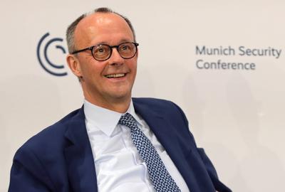 Der Bundesvorsitzende und Kanzlerkandidat der CDU, Friedrich Merz, auf der M?nchner Sicherheitskonferenz (MSC) w?hrend der Panel Discussion European Support for Ukraine.-stock-foto