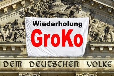 Wiederholung GroKo, Symbolfoto Transparent im Giebel des Deutschen Reichstags, Berlin, 2025-stock-foto