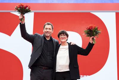 News Themen der Woche KW49 (L-R) Lars Klingbeil, SPD-Parteivorsitzender, und Saskia Esken, SPD-Parteivorsitzende, aufgen-stock-photo