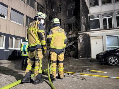 Gro?einsatz: Heftiger Fassadenbrand in der Essener Innenstadt - Feuerwehr kann Drehleiter nicht einsetzen stattdessen H?henretter im Einsatz um Brand zu bek?mpfen-stock-foto