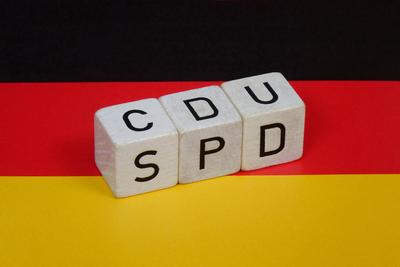Deutschlandfahne und Parteien Deutschlandfahne und Parteien, 11.11.2019, Borkwalde, Brandenburg, Auf einer Deutschlandf-stock-foto