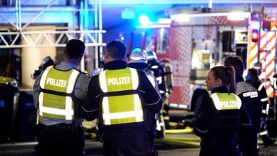Gro?einsatz: Heftiger Fassadenbrand in der Essener Innenstadt - Feuerwehr kann Drehleiter nicht einsetzen stattdessen H?henretter im Einsatz um Brand zu bek?mpfen-stock-foto