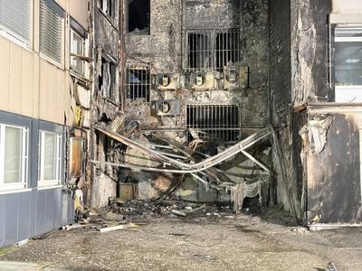 Gro?einsatz: Heftiger Fassadenbrand in der Essener Innenstadt - Feuerwehr kann Drehleiter nicht einsetzen stattdessen H?henretter im Einsatz um Brand zu bek?mpfen-stock-foto