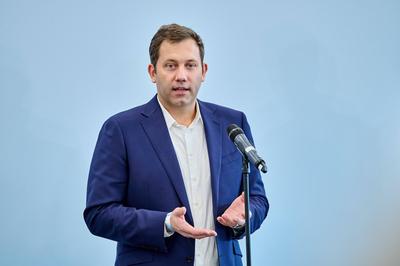 Lars Klingbeil (SPD) beim Pressestatement nach den Sondierungsgesprächen zwischen SPD, Bündnis90/Die Grünen und FDP für-stock-foto