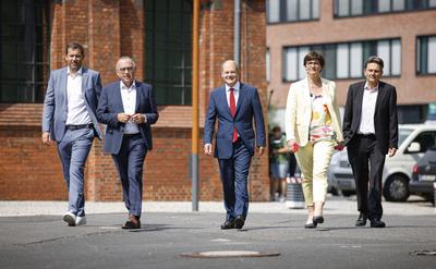 Bilder des Jahres 2020, News 08 August News Themen der Woche KW33 News Bilder des Tages Vlnr.: SPD Generalsekretaer Lars-stock-foto