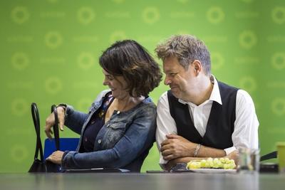 News Themen der Woche KW33 News Bilder des Tages Robert Habeck R Parteivorsitzender von Buendnis-stock-photo