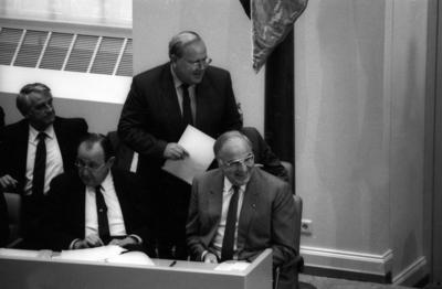 Bildnummer: 55603074  Datum: 10.09.1986  Copyright: imago/Dieter BauerWirtschaftsminister Martin Bangemann (Hinten, Deutschland/FDP) auf dem Weg zum Rednerpult w?hrend einer Bundestagssitzung in Bonn - daneben: Bundeskanzler Helmut Kohl (Vorne re., Deutschland/CDU) und Au?enminister Hans-Dietrich Genscher (Vorne li.) und Friedrich Vogel (Hinten li., Deutschland/CDU) People Politik 013 TeilC xBS 1986 quer  sw BundestagBildnummer 55603074 Date 10 09 1986 Copyright Imago Dieter Bauer Minister of Economic Affairs Martin Bangemann rear Germany FDP on the Way to Lectern during a Bundestag session in Bonn next to it Federal Chancellor Helmut Kohl front right Germany CDU and Foreign Minister Hans Dietrich Genscher front left and Friedrich Vogel rear left Germany CDU Celebrities politics   xbs 1986 horizontal black and white Bundestag-stock-foto