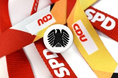 Schl?sselb?nder mit den Logos von CDU und SPD mit Bundesadler, Symbolfoto f?r die Gro?e Koalition - Lanyards of the Ger-stock-photo