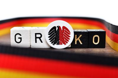 Buchstabenw?rfel bilden den Schriftzug Groko mit Bundesadler, Symbolfoto f?r die Gro?e Koalition *** Letter cubes form-stock-photo