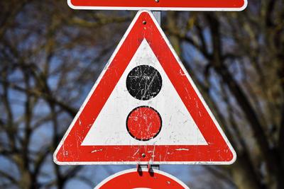 FOTOMONTAGE, Ampel-Verkehrsschild Schwarz-Rot, Gro?e Koalition *** PHOTOMONTAGE, traffic light traffic sign black red,-stock-photo