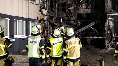 Gro?einsatz: Heftiger Fassadenbrand in der Essener Innenstadt - Feuerwehr kann Drehleiter nicht einsetzen stattdessen H?henretter im Einsatz um Brand zu bek?mpfen-stock-foto