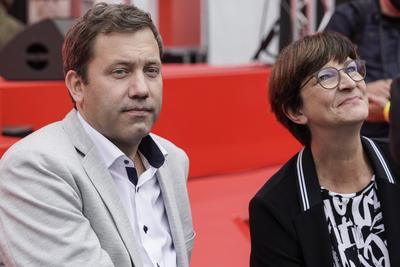 Wahlkampfabschluss fuer die Bundestagswahl der SPD in Koeln Aktuell, 21.09.2021, Koeln, Lars Klingbeil gemeinsam mit Sa-stock-foto