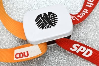 Schl?sselb?nder mit den Logos von CDU und SPD in einer Box mit Bundesadler, Symbolfoto f?r die Gro?e Koalition *** Key-stock-photo